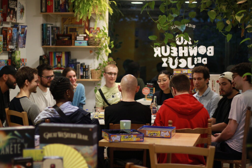 Groupe qui s'amuse lors d'un team-building jeux de société