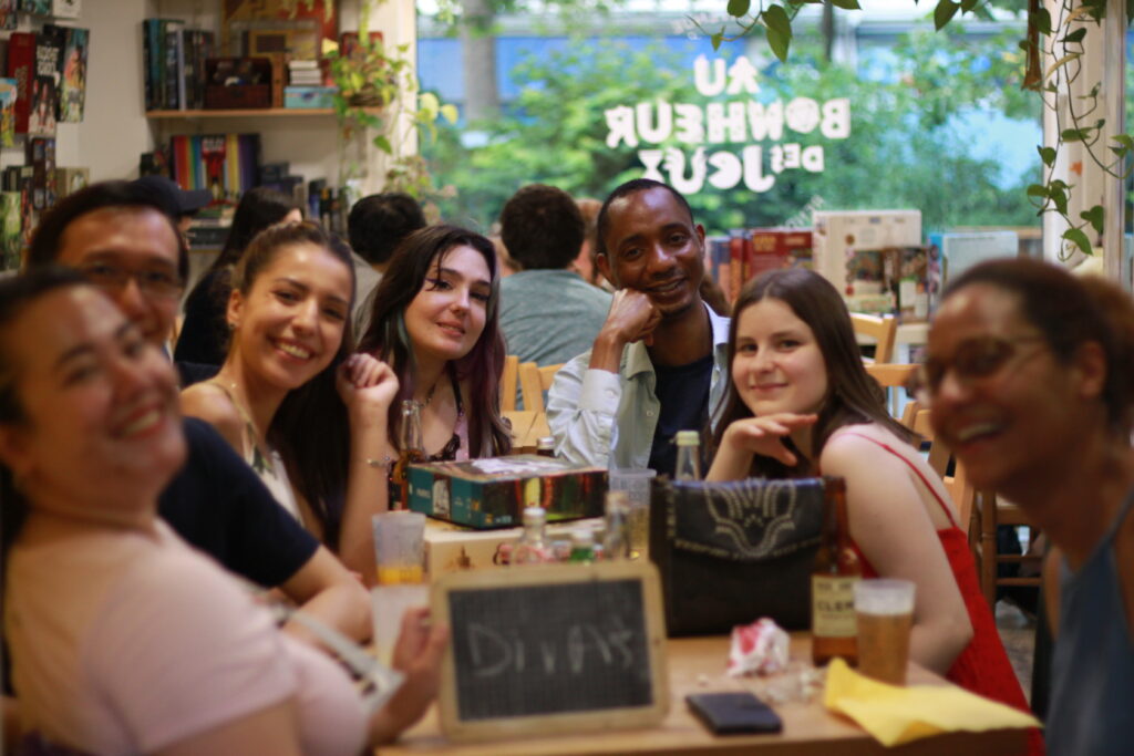 Personnes qui jouent dans un café-jeux