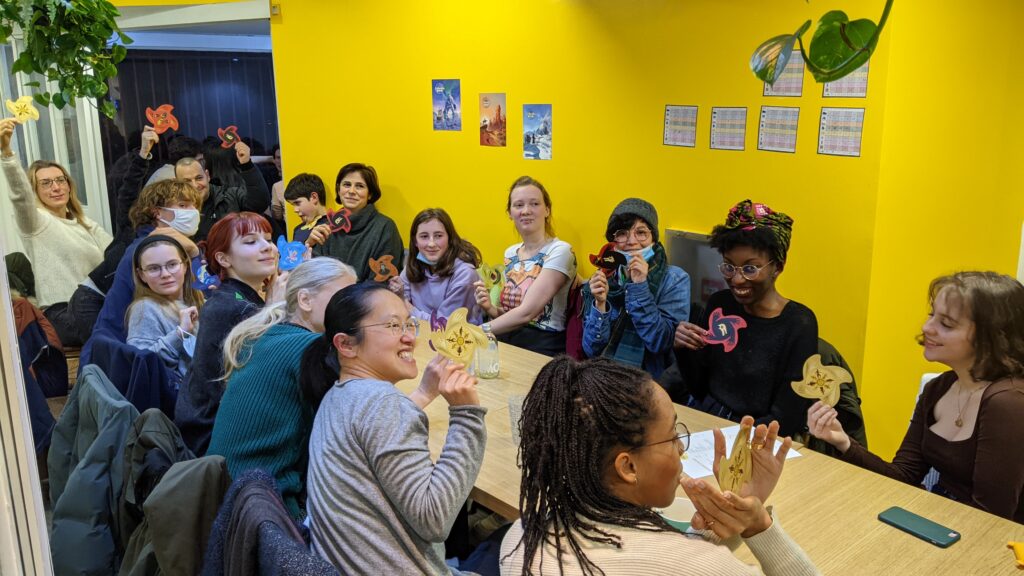 personnes qui jouent aux jeux de société lors d'un évènement au Bonheur des Jeux 