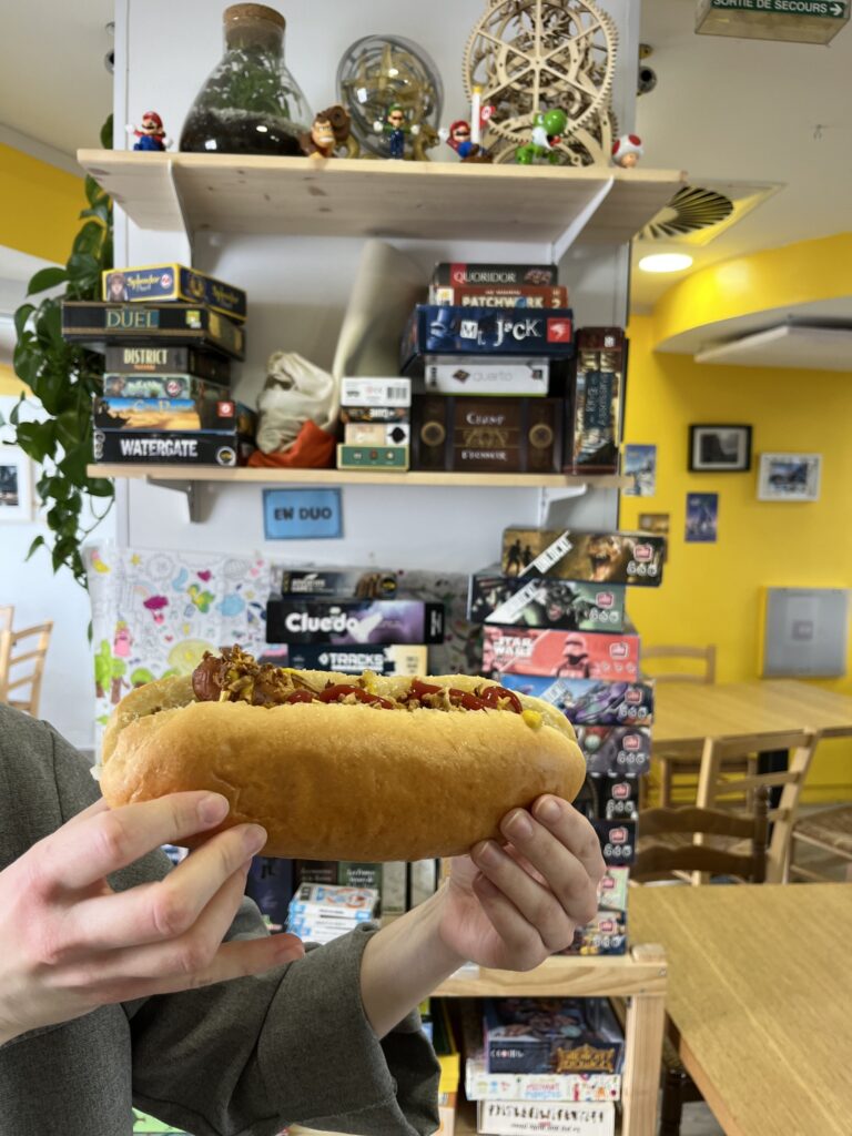 Hot-dog servi dans un café-jeux