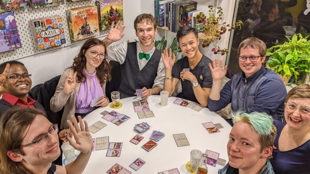 Joueurs joyeux qui s'amusent autour de jeux de société