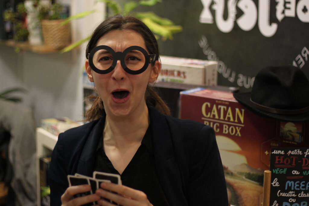 Une personne seule s'amuse en jouant à un jeu de société drôle.
