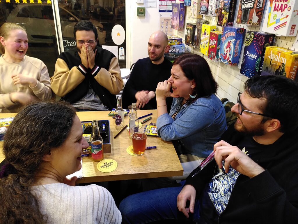 Groupe de personnes qui s'amusent autour de jeux de société