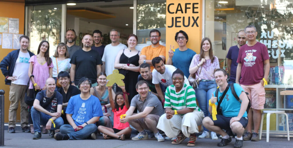 Joueurs et joueuses de jeux de société devant le Bonheur des Jeux 